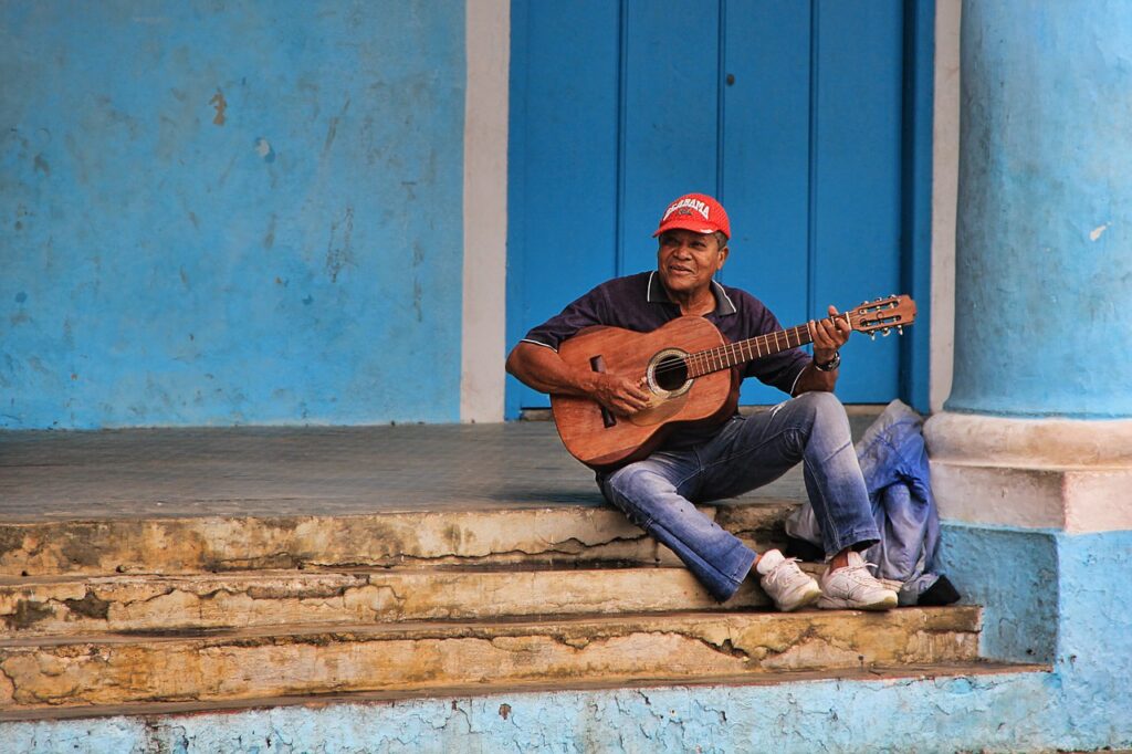 ギターを持つ男の写真